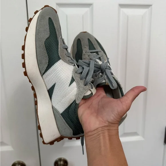 New Balance 327 Women’s 7.5 - Picture 2 of 4